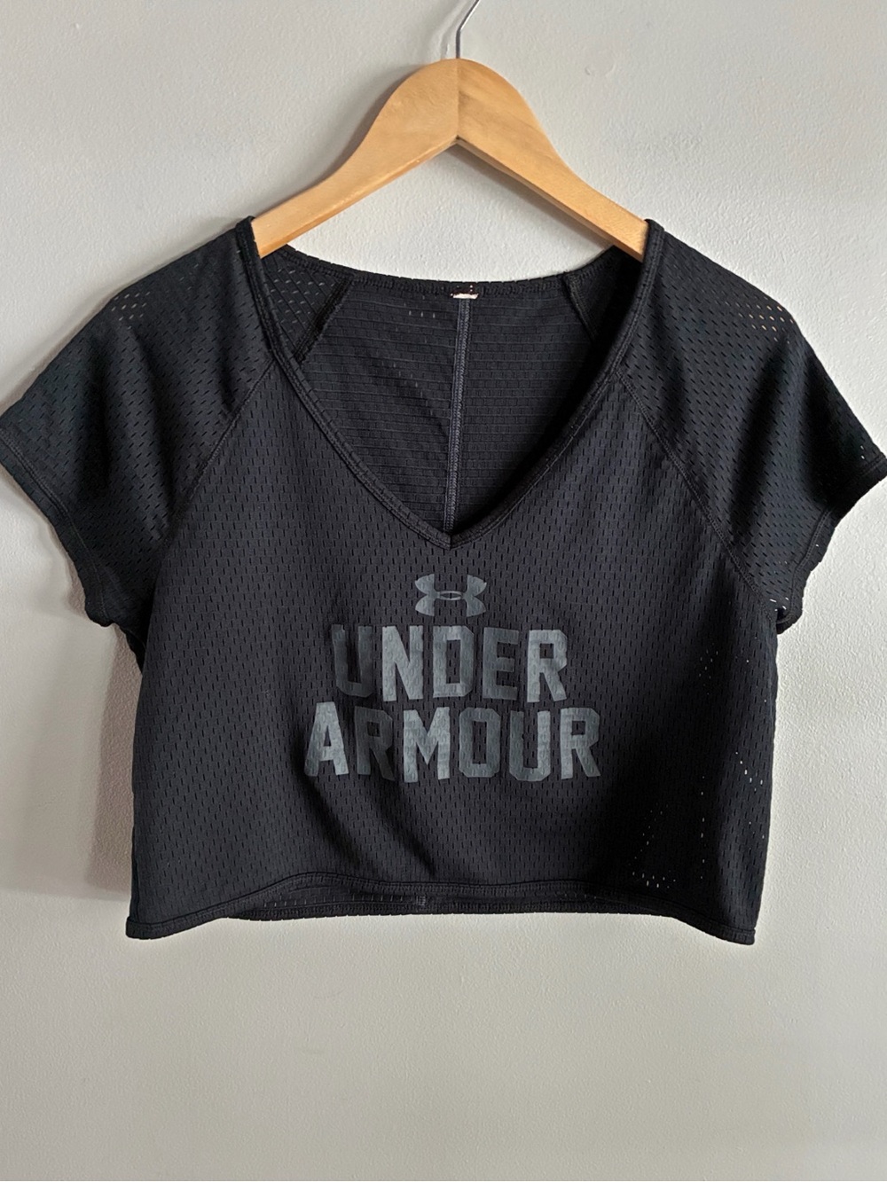 Under Armour Women’s Black Mesh Crop Top V Neck Short Sleeve Athletic S M